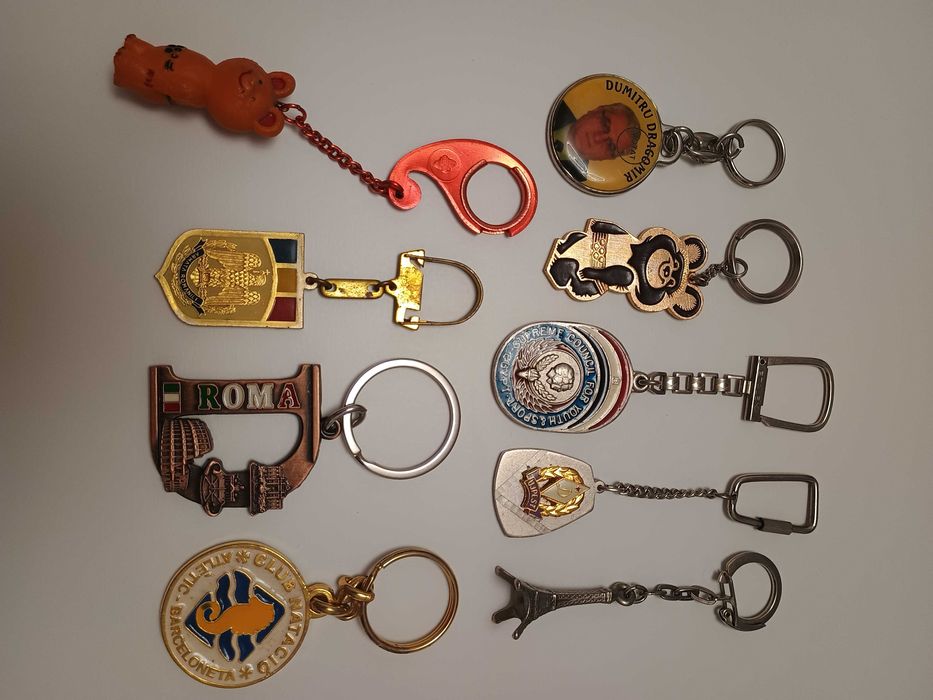 Vand brelocuri anii 80, sport, industrie, turism, auto! preturi dif !!