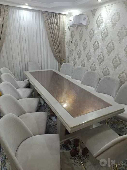 Продаётся большой стеклянный стол с 12 стульями