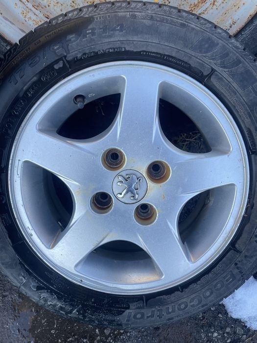 Предлагам гуми със джанти 14 и 15цола за пежо