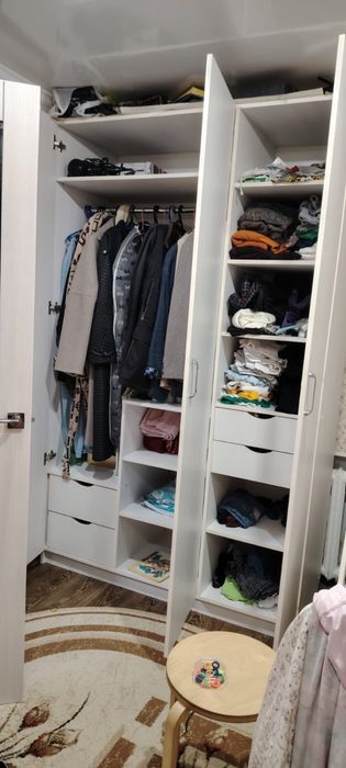 Продам стол и шкаф