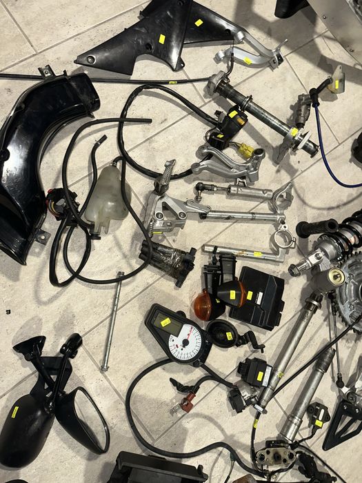 Suzuki GSXR  600 K1 на части