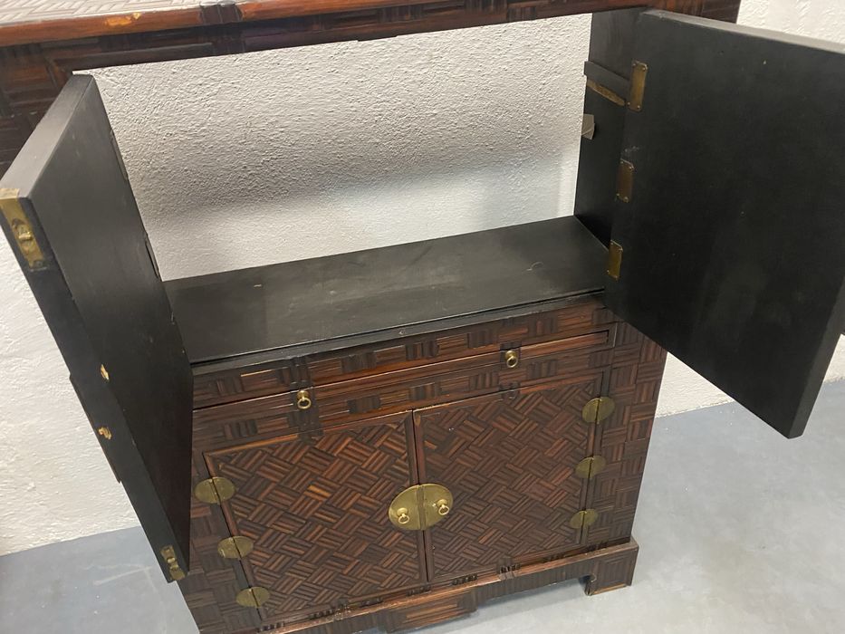 Стар китайски шкаф изработен ръчно с месингови панти