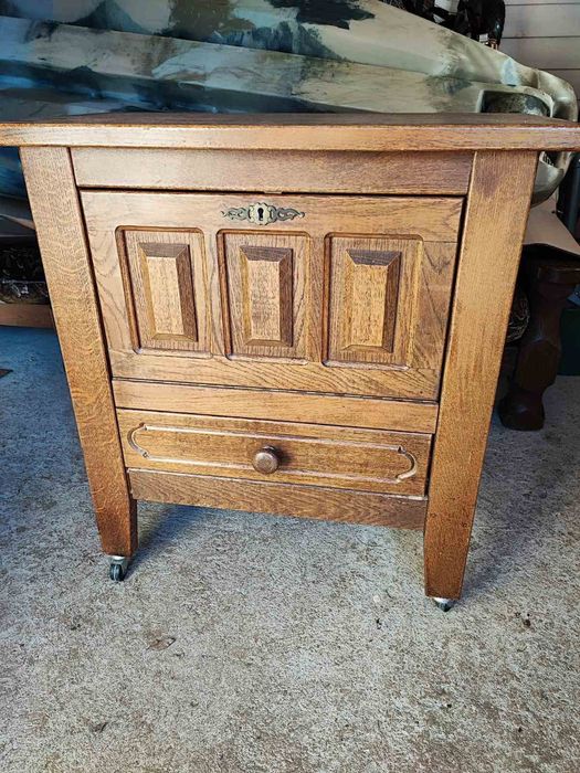 Бар шкаф от дърво