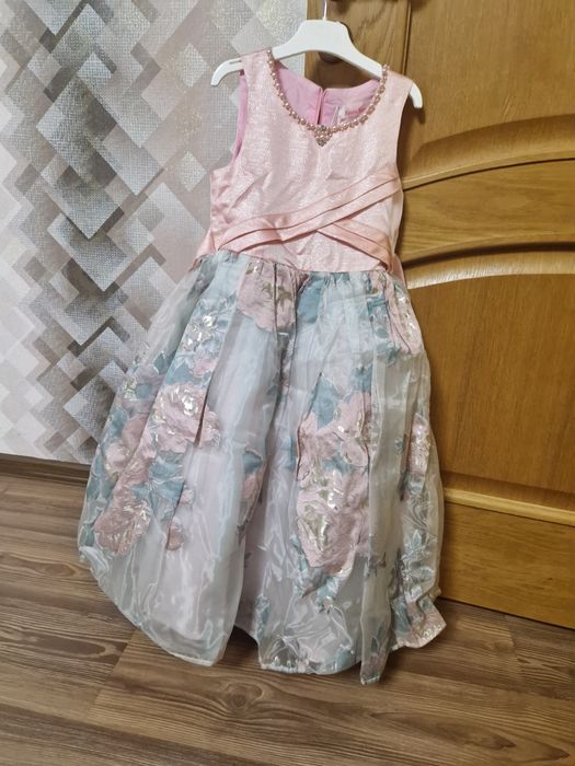 Детский платье  6до 8 лет подайдет
