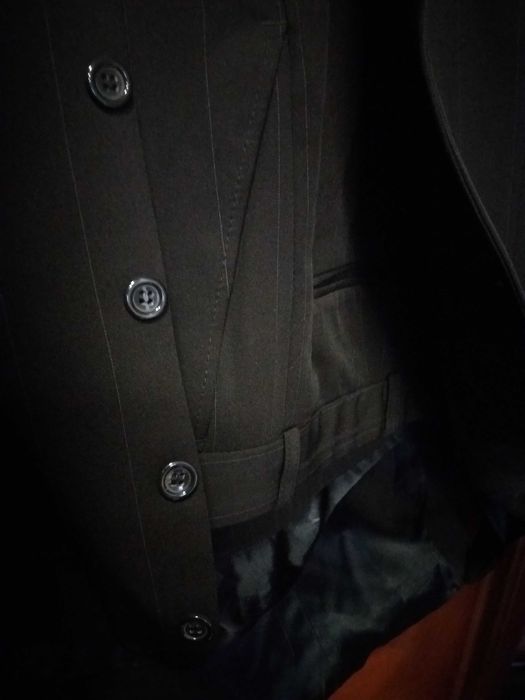 2 costume barbatesti noi 3 piese, bleumarin si  bej 52-54 ,120 lei/buc