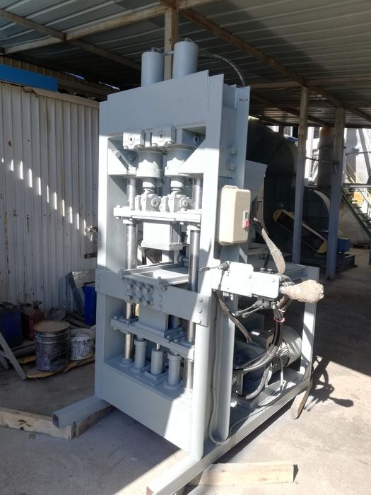 Продам станок для производства  Лего кирпича