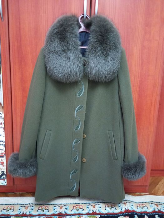 Продаётся зимнее полупальто с мехом.