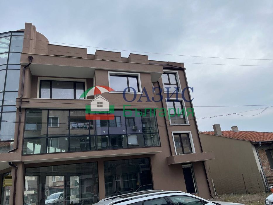 Жилищна сграда с търговски площи в гр.Поморие, 900кв. м., 1100 000 евро