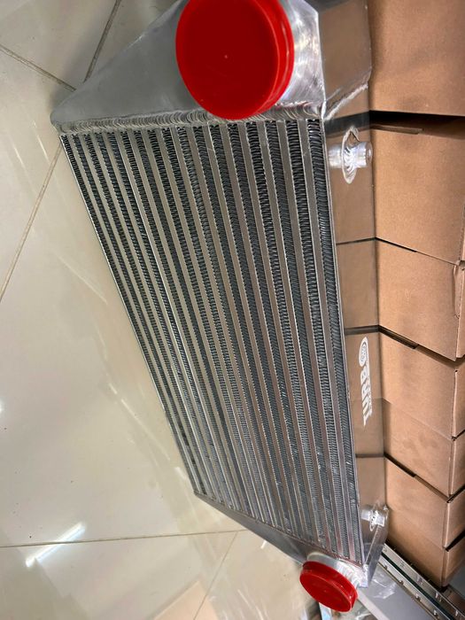 TurboWorks универсален интеркулер Intercooler 600x300x102, обърнат