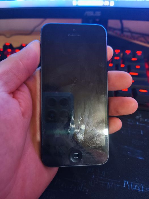 Vând iPhone 5 black