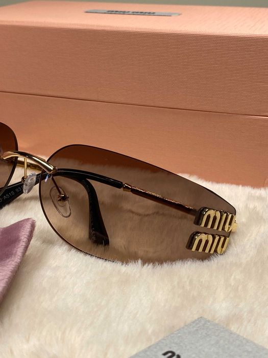 Ochelari de soare Miu Miu | Accesoriile incluse