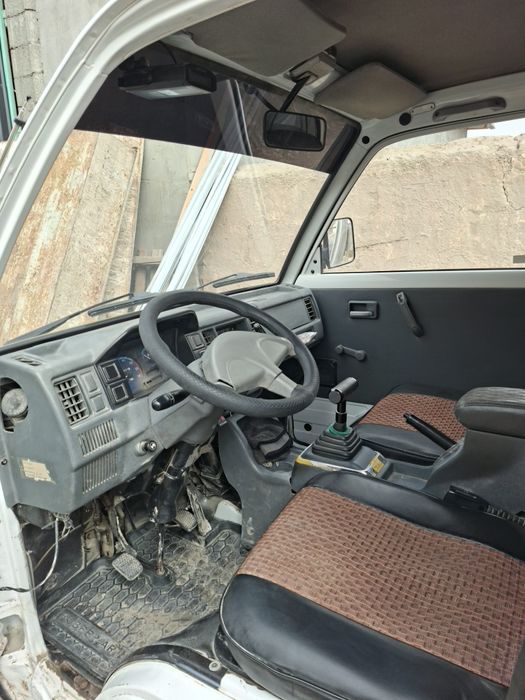 Машина 2021 йил мотор очилмаган онг тараф ешигида краскаси бор