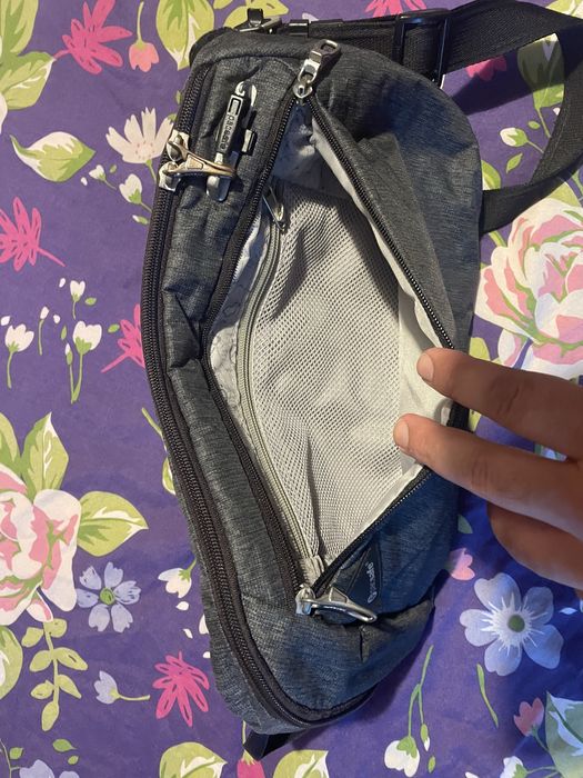 Продавам чанта за документи против кражба Pacsafe Vibe 325