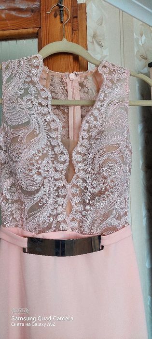 Продам красивое платье для молодой девушки.