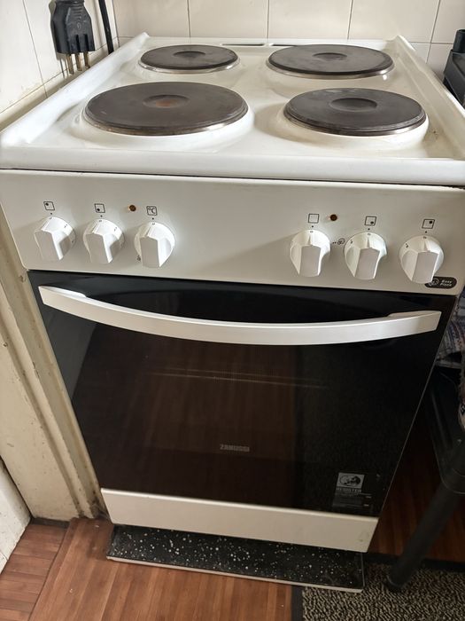 Продавам печка Zanussi