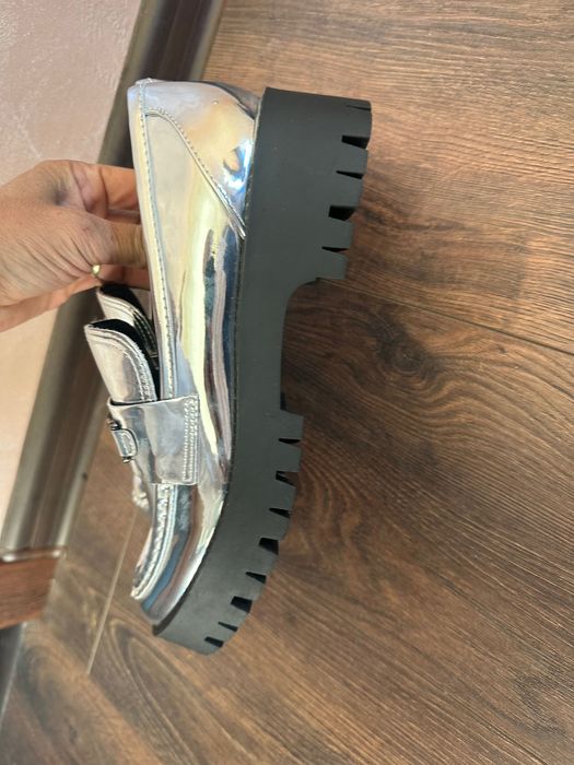 Обувки GUESS  чисто нови оригинални