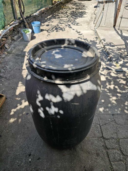 пластмасов бидон 240 л.