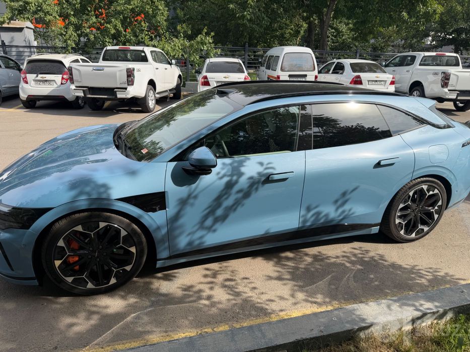 Zeekr 007GT небесного цвета