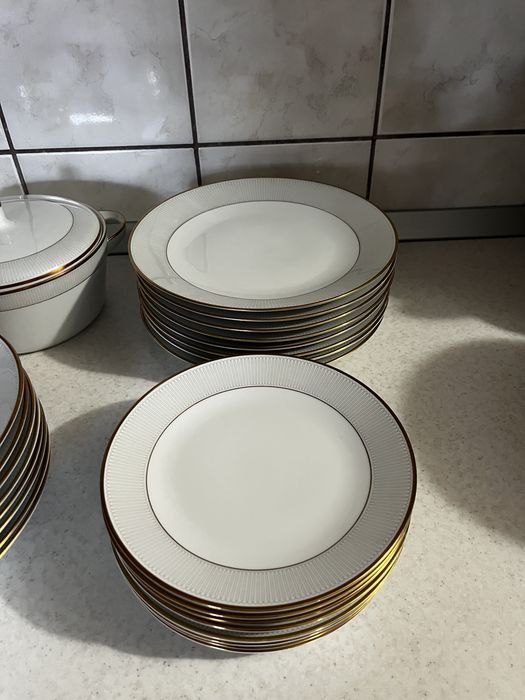 Vand set de farfurii