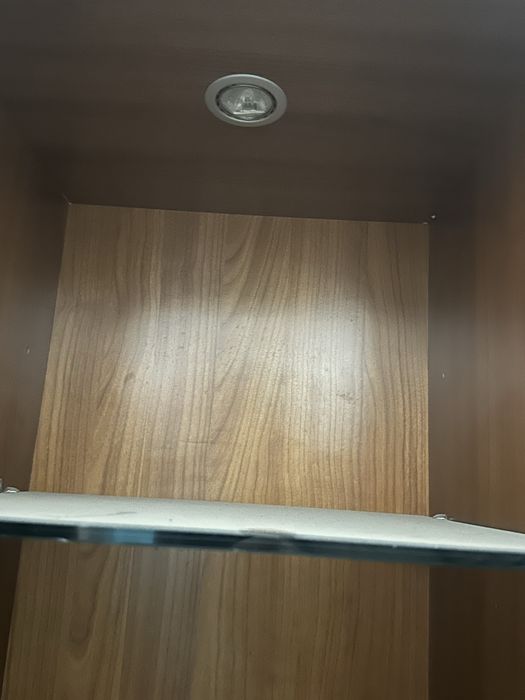 Шкаф с стеклянными полками