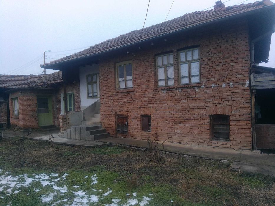 Къща с градина и двор