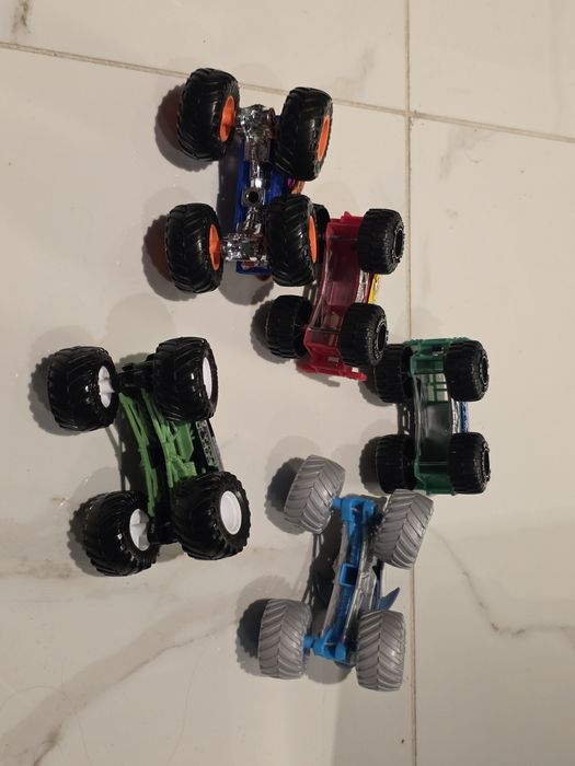10 jucarii monster jam truck  si hot wheels