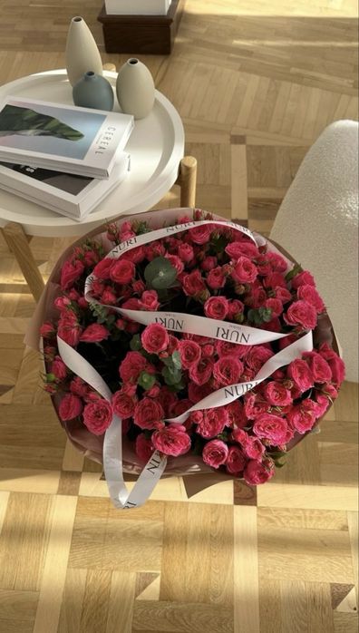 Сделайте подарок женщина на 8 марта