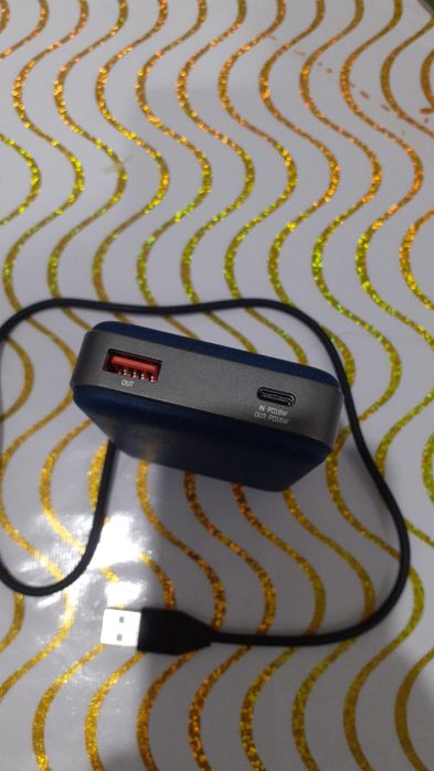 Airpods и power bank..