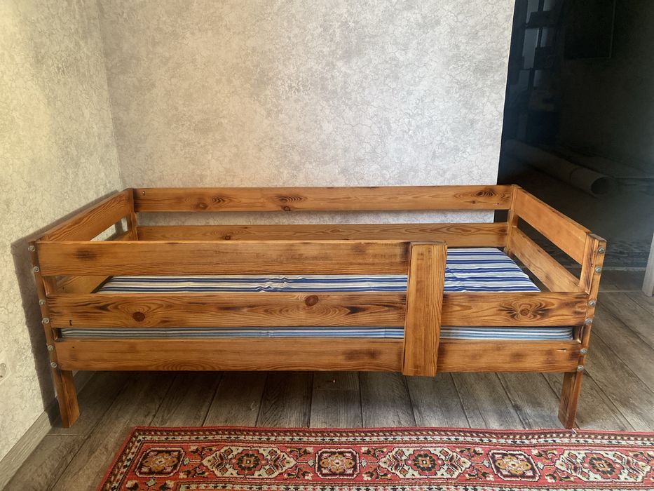 кровать с матрасом