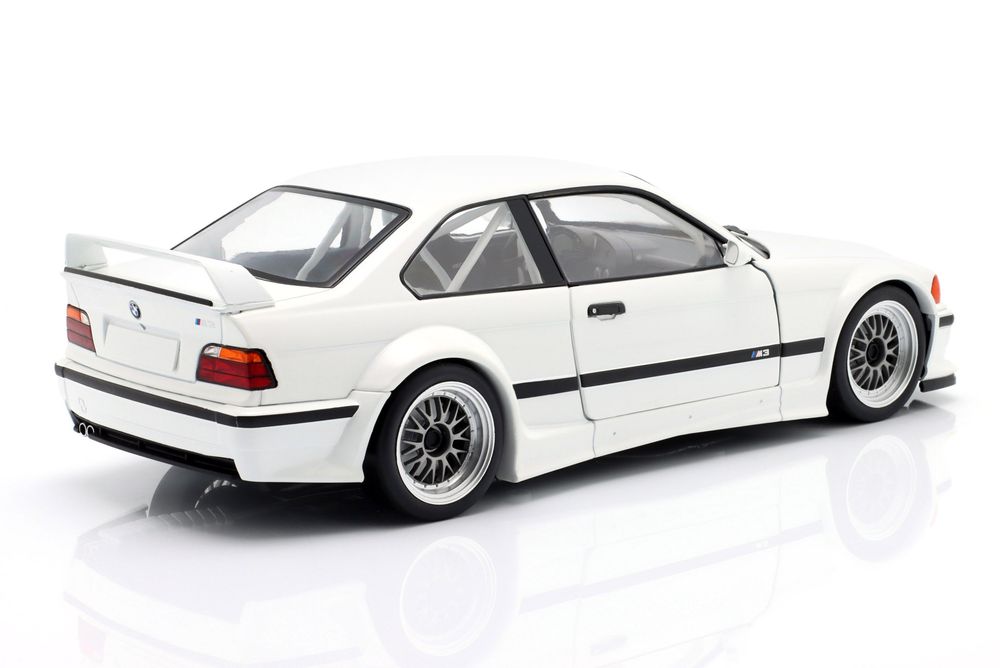 Macheta auto BMW M3 (E36) GTR Plain Body Version 1993 1:18 WERK83