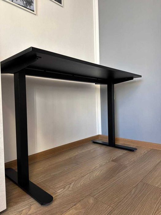 Бюро / маса – минималистичен дизайн, отлично състояние