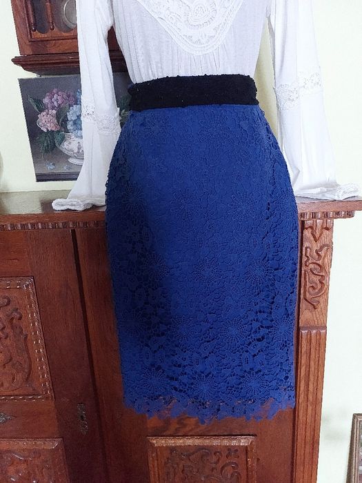 Fusta noua din dantela naturala plina dublata si colturi la poale