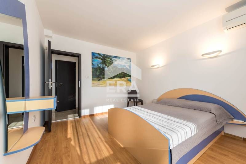 Двуетажна обзаведена къща за продажба, с голям двор, гараж и барбекю,