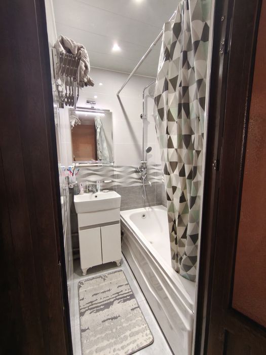 Продается квартира 4 комнатная с двором