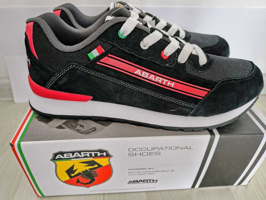 Vând 2 perechi pantofi sport Abarth, mărimea 43, în cutie originală.