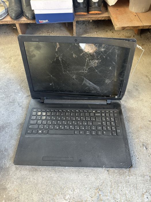 Ноутбук разбитый.