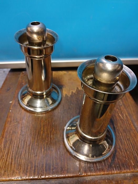 Стари антикварни свещници със пружинен механизъм.