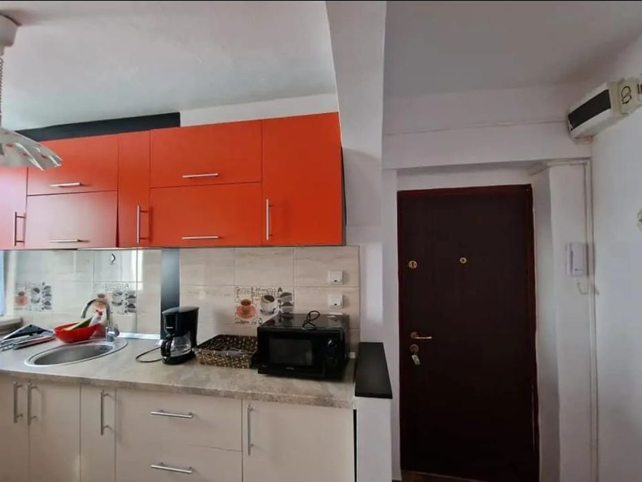 Închiriez apartament 3 camere!