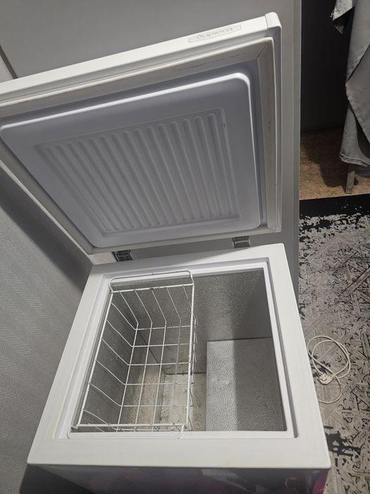 Продам на запчасти морозилку
