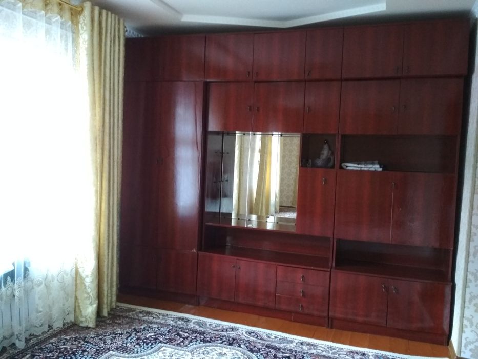 Мехмонхона мебели сотилади.