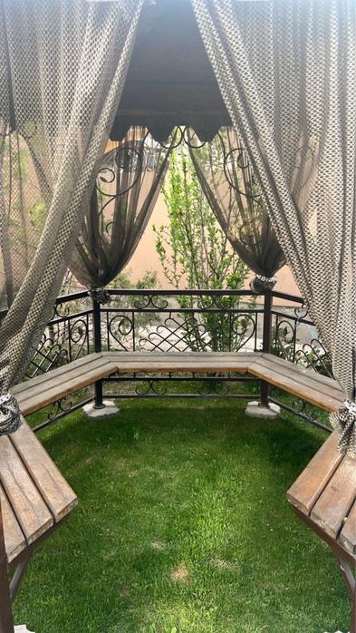 Беседка с крышей и лавками