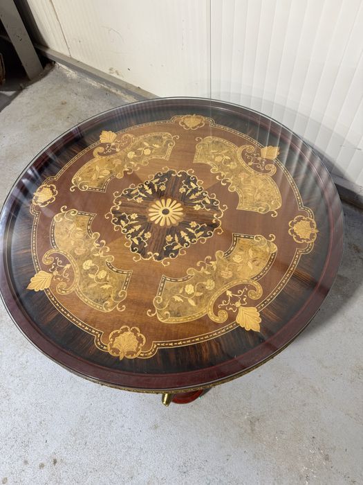 Masa deosebita din lemn cu bronz si intarsii