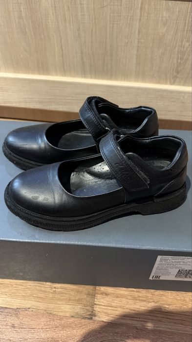 Школьные туфли черные
