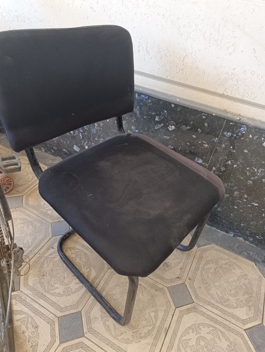 Ofis va savdo shoxobchalari stullar (4 dona)