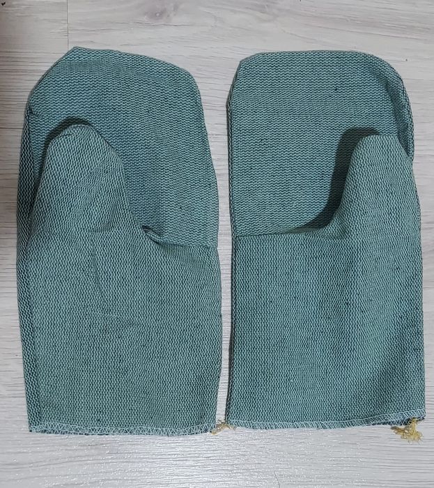 Рукавицы рабочие брезентовые.