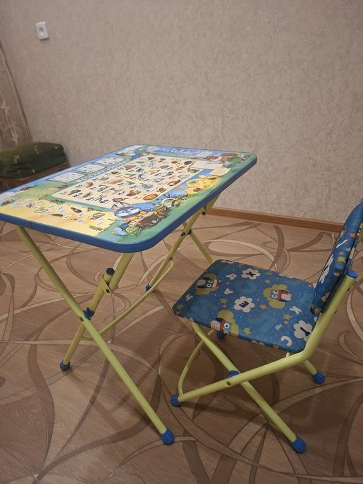 Детский столик и стульчик.
