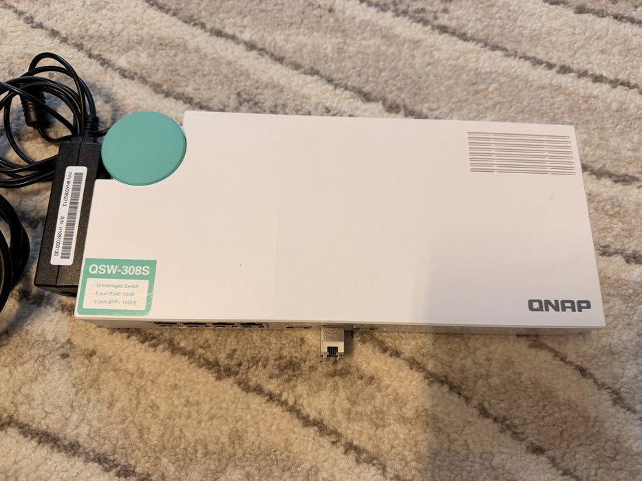 Switch QNAP QSW-308S – 3 Porturi 10GbE SFP+ & 8 Porturi Gigabit