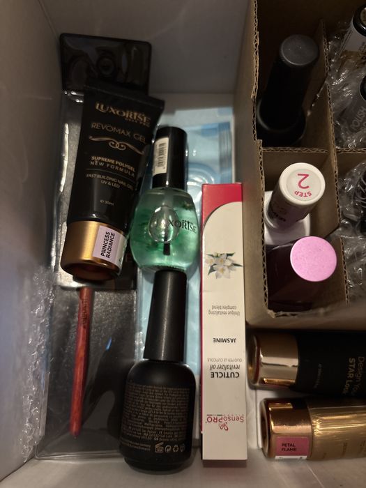 Vand produse de unghii