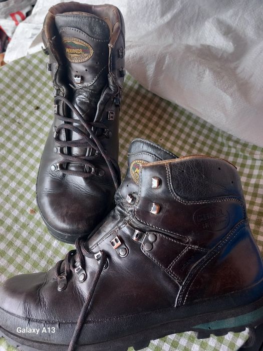 Bocanci din piele groasă