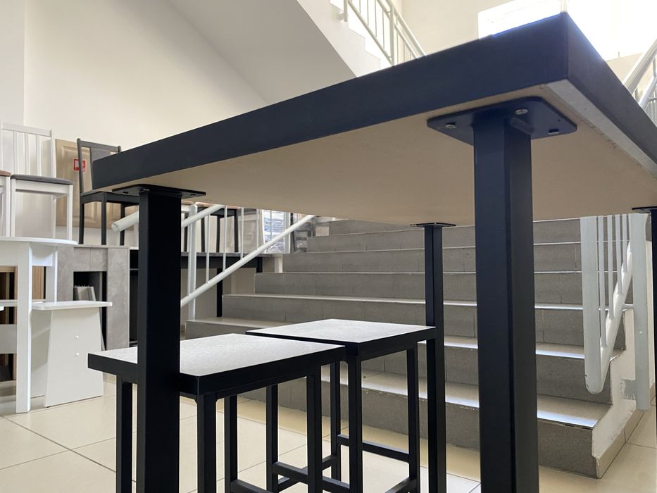 Стол и 2 табуретки